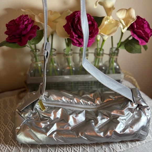 Quilted Puffer Barrel Bag Hobo Shoulder Bag, Puffy, Silver. No brand name. - Picture 1 of 5